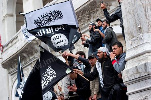 25 mars : sur l'avenue Habib Bourguiba deux manifestations s'affrontent, une manifestation culturelle et une manifestation salafiste pour la Charia dans la constituion. Triste bilan où les salafistes chassent les spectacles de théâtre et de marionnettes offerts au public pour ce dimanche matin. Plus de 6000 salafistes ont investi l'avenue et la place du 14 janvier ce dimanche matin suite à un appel prévu le vendredi à la Kasbah et étonnament reporté à l'avenue ce dimanche matin alors qu'une grande manifestation culturelle y était prévue. La tension et le face à face n'ont pas manqué, les salafistes ont détruits et pillés les petits podiums obligeant les artistes à se regrouper sous la protection de la police devant le théâtre et seront finalement chassés par les salafistes revenus en nombre vers le théâtre après une grande prière de rue sur la place du 14 janvier et l'avenue Habib Bourguiba.