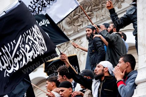25 mars : sur l'avenue Habib Bourguiba deux manifestations s'affrontent, une manifestation culturelle et une manifestation salafiste pour la Charia dans la constituion. Triste bilan où les salafistes chassent les spectacles de théâtre et de marionnettes offerts au public pour ce dimanche matin. Plus de 6000 salafistes ont investi l'avenue et la place du 14 janvier ce dimanche matin suite à un appel prévu le vendredi à la Kasbah et étonnament reporté à l'avenue ce dimanche matin alors qu'une grande manifestation culturelle y était prévue. La tension et le face à face n'ont pas manqué, les salafistes ont détruits et pillés les petits podiums obligeant les artistes à se regrouper sous la protection de la police devant le théâtre et seront finalement chassés par les salafistes revenus en nombre vers le théâtre après une grande prière de rue sur la place du 14 janvier et l'avenue Habib Bourguiba.