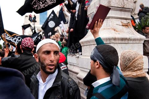 25 mars : sur l'avenue Habib Bourguiba deux manifestations s'affrontent, une manifestation culturelle et une manifestation salafiste pour la Charia dans la constituion. Triste bilan où les salafistes chassent les spectacles de théâtre et de marionnettes offerts au public pour ce dimanche matin. Plus de 6000 salafistes ont investi l'avenue et la place du 14 janvier ce dimanche matin suite à un appel prévu le vendredi à la Kasbah et étonnament reporté à l'avenue ce dimanche matin alors qu'une grande manifestation culturelle y était prévue. La tension et le face à face n'ont pas manqué, les salafistes ont détruits et pillés les petits podiums obligeant les artistes à se regrouper sous la protection de la police devant le théâtre et seront finalement chassés par les salafistes revenus en nombre vers le théâtre après une grande prière de rue sur la place du 14 janvier et l'avenue Habib Bourguiba.