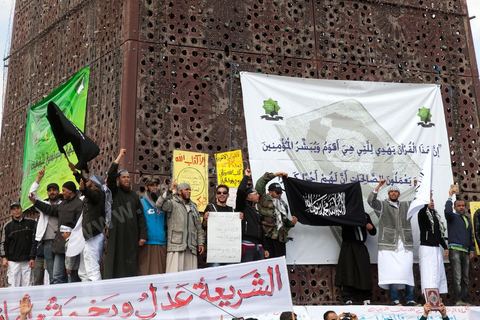 25 mars : sur l'avenue Habib Bourguiba deux manifestations s'affrontent, une manifestation culturelle et une manifestation salafiste pour la Charia dans la constituion. Triste bilan où les salafistes chassent les spectacles de théâtre et de marionnettes offerts au public pour ce dimanche matin. Plus de 6000 salafistes ont investi l'avenue et la place du 14 janvier ce dimanche matin suite à un appel prévu le vendredi à la Kasbah et étonnament reporté à l'avenue ce dimanche matin alors qu'une grande manifestation culturelle y était prévue. La tension et le face à face n'ont pas manqué, les salafistes ont détruits et pillés les petits podiums obligeant les artistes à se regrouper sous la protection de la police devant le théâtre et seront finalement chassés par les salafistes revenus en nombre vers le théâtre après une grande prière de rue sur la place du 14 janvier et l'avenue Habib Bourguiba.