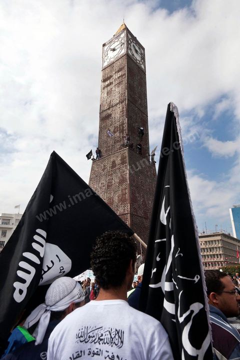 25 mars : sur l'avenue Habib Bourguiba deux manifestations s'affrontent, une manifestation culturelle et une manifestation salafiste pour la Charia dans la constituion. Triste bilan où les salafistes chassent les spectacles de théâtre et de marionnettes offerts au public pour ce dimanche matin. Plus de 6000 salafistes ont investi l'avenue et la place du 14 janvier ce dimanche matin suite à un appel prévu le vendredi à la Kasbah et étonnament reporté à l'avenue ce dimanche matin alors qu'une grande manifestation culturelle y était prévue. La tension et le face à face n'ont pas manqué, les salafistes ont détruits et pillés les petits podiums obligeant les artistes à se regrouper sous la protection de la police devant le théâtre et seront finalement chassés par les salafistes revenus en nombre vers le théâtre après une grande prière de rue sur la place du 14 janvier et l'avenue Habib Bourguiba.