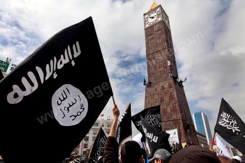 25 mars : sur l'avenue Habib Bourguiba deux manifestations s'affrontent, une manifestation culturelle et une manifestation salafiste pour la Charia dans la constituion. Triste bilan où les salafistes chassent les spectacles de théâtre et de marionnettes offerts au public pour ce dimanche matin. Plus de 6000 salafistes ont investi l'avenue et la place du 14 janvier ce dimanche matin suite à un appel prévu le vendredi à la Kasbah et étonnament reporté à l'avenue ce dimanche matin alors qu'une grande manifestation culturelle y était prévue. La tension et le face à face n'ont pas manqué, les salafistes ont détruits et pillés les petits podiums obligeant les artistes à se regrouper sous la protection de la police devant le théâtre et seront finalement chassés par les salafistes revenus en nombre vers le théâtre après une grande prière de rue sur la place du 14 janvier et l'avenue Habib Bourguiba.