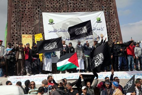 25 mars : sur l'avenue Habib Bourguiba deux manifestations s'affrontent, une manifestation culturelle et une manifestation salafiste pour la Charia dans la constituion. Triste bilan où les salafistes chassent les spectacles de théâtre et de marionnettes offerts au public pour ce dimanche matin. Plus de 6000 salafistes ont investi l'avenue et la place du 14 janvier ce dimanche matin suite à un appel prévu le vendredi à la Kasbah et étonnament reporté à l'avenue ce dimanche matin alors qu'une grande manifestation culturelle y était prévue. La tension et le face à face n'ont pas manqué, les salafistes ont détruits et pillés les petits podiums obligeant les artistes à se regrouper sous la protection de la police devant le théâtre et seront finalement chassés par les salafistes revenus en nombre vers le théâtre après une grande prière de rue sur la place du 14 janvier et l'avenue Habib Bourguiba.