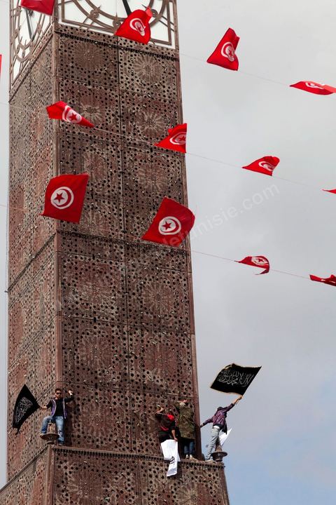 25 mars : sur l'avenue Habib Bourguiba deux manifestations s'affrontent, une manifestation culturelle et une manifestation salafiste pour la Charia dans la constituion. Triste bilan où les salafistes chassent les spectacles de théâtre et de marionnettes offerts au public pour ce dimanche matin. Plus de 6000 salafistes ont investi l'avenue et la place du 14 janvier ce dimanche matin suite à un appel prévu le vendredi à la Kasbah et étonnament reporté à l'avenue ce dimanche matin alors qu'une grande manifestation culturelle y était prévue. La tension et le face à face n'ont pas manqué, les salafistes ont détruits et pillés les petits podiums obligeant les artistes à se regrouper sous la protection de la police devant le théâtre et seront finalement chassés par les salafistes revenus en nombre vers le théâtre après une grande prière de rue sur la place du 14 janvier et l'avenue Habib Bourguiba.