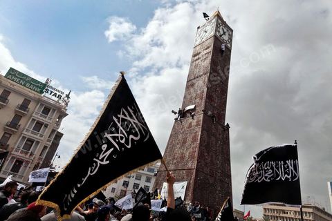 25 mars : sur l'avenue Habib Bourguiba deux manifestations s'affrontent, une manifestation culturelle et une manifestation salafiste pour la Charia dans la constituion. Triste bilan où les salafistes chassent les spectacles de théâtre et de marionnettes offerts au public pour ce dimanche matin. Plus de 6000 salafistes ont investi l'avenue et la place du 14 janvier ce dimanche matin suite à un appel prévu le vendredi à la Kasbah et étonnament reporté à l'avenue ce dimanche matin alors qu'une grande manifestation culturelle y était prévue. La tension et le face à face n'ont pas manqué, les salafistes ont détruits et pillés les petits podiums obligeant les artistes à se regrouper sous la protection de la police devant le théâtre et seront finalement chassés par les salafistes revenus en nombre vers le théâtre après une grande prière de rue sur la place du 14 janvier et l'avenue Habib Bourguiba.