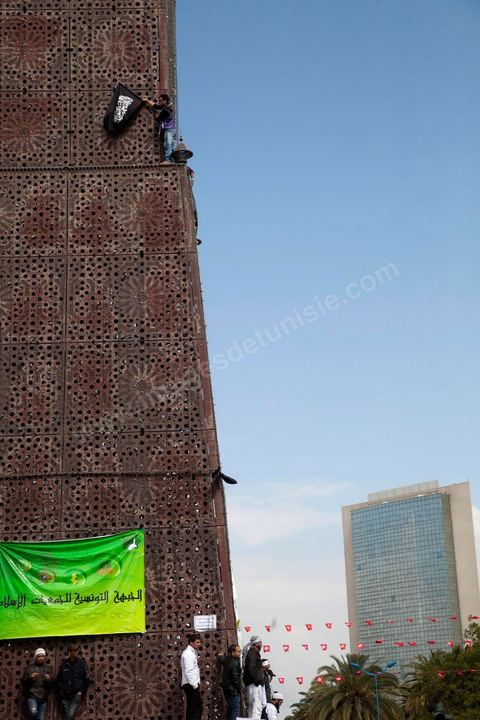 25 mars : sur l'avenue Habib Bourguiba deux manifestations s'affrontent, une manifestation culturelle et une manifestation salafiste pour la Charia dans la constituion. Triste bilan où les salafistes chassent les spectacles de théâtre et de marionnettes offerts au public pour ce dimanche matin. Plus de 6000 salafistes ont investi l'avenue et la place du 14 janvier ce dimanche matin suite à un appel prévu le vendredi à la Kasbah et étonnament reporté à l'avenue ce dimanche matin alors qu'une grande manifestation culturelle y était prévue. La tension et le face à face n'ont pas manqué, les salafistes ont détruits et pillés les petits podiums obligeant les artistes à se regrouper sous la protection de la police devant le théâtre et seront finalement chassés par les salafistes revenus en nombre vers le théâtre après une grande prière de rue sur la place du 14 janvier et l'avenue Habib Bourguiba.