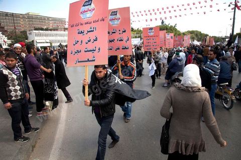 25 mars : sur l'avenue Habib Bourguiba deux manifestations s'affrontent, une manifestation culturelle et une manifestation salafiste pour la Charia dans la constituion. Triste bilan où les salafistes chassent les spectacles de théâtre et de marionnettes offerts au public pour ce dimanche matin. Plus de 6000 salafistes ont investi l'avenue et la place du 14 janvier ce dimanche matin suite à un appel prévu le vendredi à la Kasbah et étonnament reporté à l'avenue ce dimanche matin alors qu'une grande manifestation culturelle y était prévue. La tension et le face à face n'ont pas manqué, les salafistes ont détruits et pillés les petits podiums obligeant les artistes à se regrouper sous la protection de la police devant le théâtre et seront finalement chassés par les salafistes revenus en nombre vers le théâtre après une grande prière de rue sur la place du 14 janvier et l'avenue Habib Bourguiba.