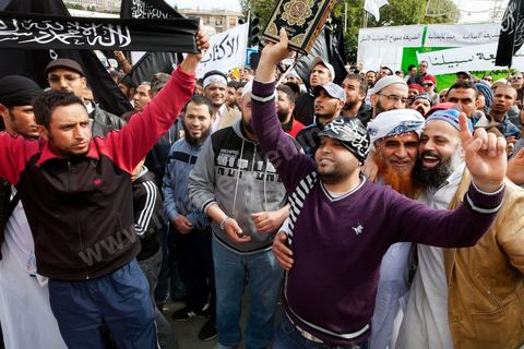 25 mars : sur l'avenue Habib Bourguiba deux manifestations s'affrontent, une manifestation culturelle et une manifestation salafiste pour la Charia dans la constituion. Triste bilan où les salafistes chassent les spectacles de théâtre et de marionnettes offerts au public pour ce dimanche matin. Plus de 6000 salafistes ont investi l'avenue et la place du 14 janvier ce dimanche matin suite à un appel prévu le vendredi à la Kasbah et étonnament reporté à l'avenue ce dimanche matin alors qu'une grande manifestation culturelle y était prévue. La tension et le face à face n'ont pas manqué, les salafistes ont détruits et pillés les petits podiums obligeant les artistes à se regrouper sous la protection de la police devant le théâtre et seront finalement chassés par les salafistes revenus en nombre vers le théâtre après une grande prière de rue sur la place du 14 janvier et l'avenue Habib Bourguiba.