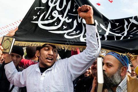 25 mars : sur l'avenue Habib Bourguiba deux manifestations s'affrontent, une manifestation culturelle et une manifestation salafiste pour la Charia dans la constituion. Triste bilan où les salafistes chassent les spectacles de théâtre et de marionnettes offerts au public pour ce dimanche matin. Plus de 6000 salafistes ont investi l'avenue et la place du 14 janvier ce dimanche matin suite à un appel prévu le vendredi à la Kasbah et étonnament reporté à l'avenue ce dimanche matin alors qu'une grande manifestation culturelle y était prévue. La tension et le face à face n'ont pas manqué, les salafistes ont détruits et pillés les petits podiums obligeant les artistes à se regrouper sous la protection de la police devant le théâtre et seront finalement chassés par les salafistes revenus en nombre vers le théâtre après une grande prière de rue sur la place du 14 janvier et l'avenue Habib Bourguiba.