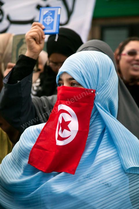 25 mars : sur l'avenue Habib Bourguiba deux manifestations s'affrontent, une manifestation culturelle et une manifestation salafiste pour la Charia dans la constituion. Triste bilan où les salafistes chassent les spectacles de théâtre et de marionnettes offerts au public pour ce dimanche matin. Plus de 6000 salafistes ont investi l'avenue et la place du 14 janvier ce dimanche matin suite à un appel prévu le vendredi à la Kasbah et étonnament reporté à l'avenue ce dimanche matin alors qu'une grande manifestation culturelle y était prévue. La tension et le face à face n'ont pas manqué, les salafistes ont détruits et pillés les petits podiums obligeant les artistes à se regrouper sous la protection de la police devant le théâtre et seront finalement chassés par les salafistes revenus en nombre vers le théâtre après une grande prière de rue sur la place du 14 janvier et l'avenue Habib Bourguiba.