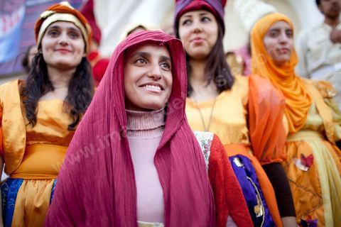 25 mars : sur l'avenue Habib Bourguiba deux manifestations s'affrontent, une manifestation culturelle et une manifestation salafiste pour la Charia dans la constituion. Triste bilan où les salafistes chassent les spectacles de théâtre et de marionnettes offerts au public pour ce dimanche matin. Plus de 6000 salafistes ont investi l'avenue et la place du 14 janvier ce dimanche matin suite à un appel prévu le vendredi à la Kasbah et étonnament reporté à l'avenue ce dimanche matin alors qu'une grande manifestation culturelle y était prévue. La tension et le face à face n'ont pas manqué, les salafistes ont détruits et pillés les petits podiums obligeant les artistes à se regrouper sous la protection de la police devant le théâtre et seront finalement chassés par les salafistes revenus en nombre vers le théâtre après une grande prière de rue sur la place du 14 janvier et l'avenue Habib Bourguiba.