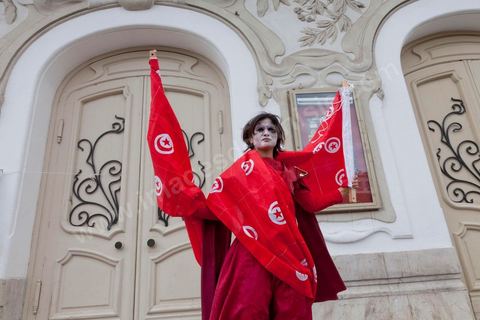 25 mars : sur l'avenue Habib Bourguiba deux manifestations s'affrontent, une manifestation culturelle et une manifestation salafiste pour la Charia dans la constituion. Triste bilan où les salafistes chassent les spectacles de théâtre et de marionnettes offerts au public pour ce dimanche matin. Plus de 6000 salafistes ont investi l'avenue et la place du 14 janvier ce dimanche matin suite à un appel prévu le vendredi à la Kasbah et étonnament reporté à l'avenue ce dimanche matin alors qu'une grande manifestation culturelle y était prévue. La tension et le face à face n'ont pas manqué, les salafistes ont détruits et pillés les petits podiums obligeant les artistes à se regrouper sous la protection de la police devant le théâtre et seront finalement chassés par les salafistes revenus en nombre vers le théâtre après une grande prière de rue sur la place du 14 janvier et l'avenue Habib Bourguiba.