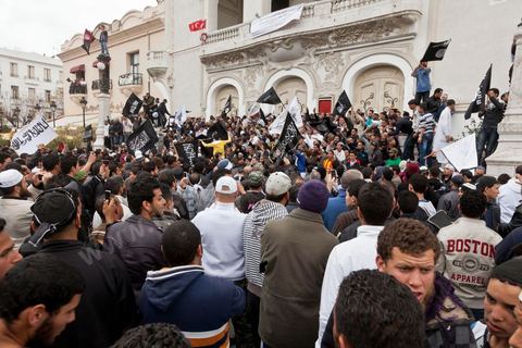 25 mars : sur l'avenue Habib Bourguiba deux manifestations s'affrontent, une manifestation culturelle et une manifestation salafiste pour la Charia dans la constituion. Triste bilan où les salafistes chassent les spectacles de théâtre et de marionnettes offerts au public pour ce dimanche matin. Plus de 6000 salafistes ont investi l'avenue et la place du 14 janvier ce dimanche matin suite à un appel prévu le vendredi à la Kasbah et étonnament reporté à l'avenue ce dimanche matin alors qu'une grande manifestation culturelle y était prévue. La tension et le face à face n'ont pas manqué, les salafistes ont détruits et pillés les petits podiums obligeant les artistes à se regrouper sous la protection de la police devant le théâtre et seront finalement chassés par les salafistes revenus en nombre vers le théâtre après une grande prière de rue sur la place du 14 janvier et l'avenue Habib Bourguiba.