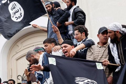 25 mars : sur l'avenue Habib Bourguiba deux manifestations s'affrontent, une manifestation culturelle et une manifestation salafiste pour la Charia dans la constituion. Triste bilan où les salafistes chassent les spectacles de théâtre et de marionnettes offerts au public pour ce dimanche matin. Plus de 6000 salafistes ont investi l'avenue et la place du 14 janvier ce dimanche matin suite à un appel prévu le vendredi à la Kasbah et étonnament reporté à l'avenue ce dimanche matin alors qu'une grande manifestation culturelle y était prévue. La tension et le face à face n'ont pas manqué, les salafistes ont détruits et pillés les petits podiums obligeant les artistes à se regrouper sous la protection de la police devant le théâtre et seront finalement chassés par les salafistes revenus en nombre vers le théâtre après une grande prière de rue sur la place du 14 janvier et l'avenue Habib Bourguiba.
