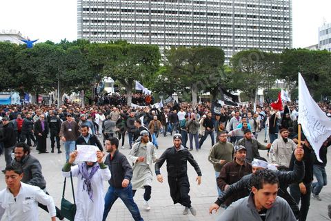 25 mars : les salafistes rompent le cordon de la police pour investir l'esplanade du théâtre où se trouvaient les artistes sur l'avenue Habib Bourguiba deux manifestations s'affrontent, une manifestation culturelle et une manifestation salafiste pour la Charia dans la constituion. Triste bilan où les salafistes chassent les spectacles de théâtre et de marionnettes offerts au public pour ce dimanche matin. Plus de 6000 salafistes ont investi l'avenue et la place du 14 janvier ce dimanche matin suite à un appel prévu le vendredi à la Kasbah et étonnament reporté à l'avenue ce dimanche matin alors qu'une grande manifestation culturelle y était prévue. La tension et le face à face n'ont pas manqué, les salafistes ont détruits et pillés les petits podiums obligeant les artistes à se regrouper sous la protection de la police devant le théâtre et seront finalement chassés par les salafistes revenus en nombre vers le théâtre après une grande prière de rue sur la place du 14 janvier et l'avenue Habib Bourguiba.