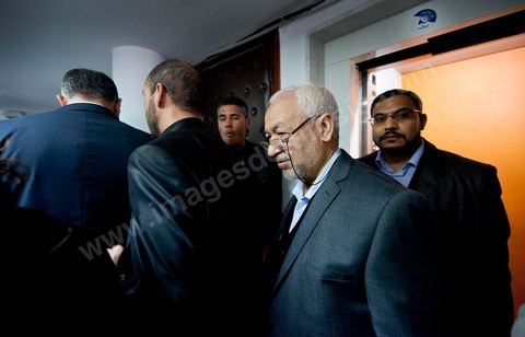 26 mars: Arrivée de Rached Ghannouchi à la conférence de presse de Rached Ghannouchi, président du parti Ennahdha au siège du parti Ennahdha. Rached Ghannouchi annonce la décision du maintien de l’article 1 de la constitution tunisienne de 1959 inchangé dans la nouvelle constitution a été décidée par une majorité de 52 membres du comité constitutif du parti Ennahdha. «Beaucoup de Tunisiens ne comprennent pas la chariâ. Certains en ont même peur parce qu’ils l’ignorent. Pourquoi donc tout ce débat sur la chariâ qui risque de diviser les Tunisiens en deux camps. La chariâ n’est finalement qu’une émanation de l’islam. L’essentiel est que l’islam soit cité dans le texte de la constitution comme étant la religion de l’Etat tunisien», a estimé M. Ghannouchi.