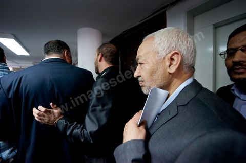 26 mars: Arrivée de Rached Ghannouchi à la conférence de presse de Rached Ghannouchi, président du parti Ennahdha au siège du parti Ennahdha. Rached Ghannouchi annonce la décision du maintien de l’article 1 de la constitution tunisienne de 1959 inchangé dans la nouvelle constitution a été décidée par une majorité de 52 membres du comité constitutif du parti Ennahdha. «Beaucoup de Tunisiens ne comprennent pas la chariâ. Certains en ont même peur parce qu’ils l’ignorent. Pourquoi donc tout ce débat sur la chariâ qui risque de diviser les Tunisiens en deux camps. La chariâ n’est finalement qu’une émanation de l’islam. L’essentiel est que l’islam soit cité dans le texte de la constitution comme étant la religion de l’Etat tunisien», a estimé M. Ghannouchi.