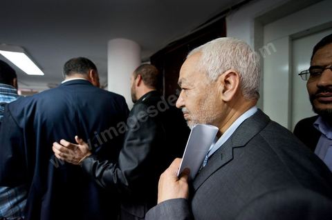 26 mars: Arrivée de Rached Ghannouchi à la conférence de presse de Rached Ghannouchi, président du parti Ennahdha au siège du parti Ennahdha. Rached Ghannouchi annonce la décision du maintien de l’article 1 de la constitution tunisienne de 1959 inchangé dans la nouvelle constitution a été décidée par une majorité de 52 membres du comité constitutif du parti Ennahdha. «Beaucoup de Tunisiens ne comprennent pas la chariâ. Certains en ont même peur parce qu’ils l’ignorent. Pourquoi donc tout ce débat sur la chariâ qui risque de diviser les Tunisiens en deux camps. La chariâ n’est finalement qu’une émanation de l’islam. L’essentiel est que l’islam soit cité dans le texte de la constitution comme étant la religion de l’Etat tunisien», a estimé M. Ghannouchi.