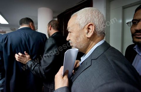 26 mars: Arrivée de Rached Ghannouchi à la conférence de presse de Rached Ghannouchi, président du parti Ennahdha au siège du parti Ennahdha. Rached Ghannouchi annonce la décision du maintien de l’article 1 de la constitution tunisienne de 1959 inchangé dans la nouvelle constitution a été décidée par une majorité de 52 membres du comité constitutif du parti Ennahdha. «Beaucoup de Tunisiens ne comprennent pas la chariâ. Certains en ont même peur parce qu’ils l’ignorent. Pourquoi donc tout ce débat sur la chariâ qui risque de diviser les Tunisiens en deux camps. La chariâ n’est finalement qu’une émanation de l’islam. L’essentiel est que l’islam soit cité dans le texte de la constitution comme étant la religion de l’Etat tunisien», a estimé M. Ghannouchi.