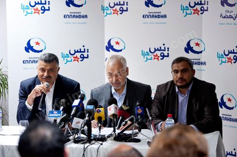 26 mars: conférence de presse de Rached Ghannouchi, président du parti Ennahdha au siège du parti Ennahdha. Rached Ghannouchi annonce la décision du maintien de l’article 1 de la constitution tunisienne de 1959 inchangé dans la nouvelle constitution a été décidée par une majorité de 52 membres du comité constitutif du parti Ennahdha. «Beaucoup de Tunisiens ne comprennent pas la chariâ. Certains en ont même peur parce qu’ils l’ignorent. Pourquoi donc tout ce débat sur la chariâ qui risque de diviser les Tunisiens en deux camps. La chariâ n’est finalement qu’une émanation de l’islam. L’essentiel est que l’islam soit cité dans le texte de la constitution comme étant la religion de l’Etat tunisien», a estimé M. Ghannouchi.