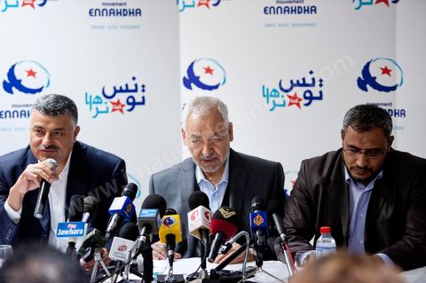 26 mars: conférence de presse de Rached Ghannouchi, président du parti Ennahdha au siège du parti Ennahdha. Rached Ghannouchi annonce la décision du maintien de l’article 1 de la constitution tunisienne de 1959 inchangé dans la nouvelle constitution a été décidée par une majorité de 52 membres du comité constitutif du parti Ennahdha. «Beaucoup de Tunisiens ne comprennent pas la chariâ. Certains en ont même peur parce qu’ils l’ignorent. Pourquoi donc tout ce débat sur la chariâ qui risque de diviser les Tunisiens en deux camps. La chariâ n’est finalement qu’une émanation de l’islam. L’essentiel est que l’islam soit cité dans le texte de la constitution comme étant la religion de l’Etat tunisien», a estimé M. Ghannouchi.