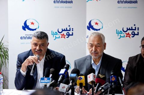 26 mars: conférence de presse de Rached Ghannouchi, président du parti Ennahdha au siège du parti Ennahdha. Rached Ghannouchi annonce la décision du maintien de l’article 1 de la constitution tunisienne de 1959 inchangé dans la nouvelle constitution a été décidée par une majorité de 52 membres du comité constitutif du parti Ennahdha. «Beaucoup de Tunisiens ne comprennent pas la chariâ. Certains en ont même peur parce qu’ils l’ignorent. Pourquoi donc tout ce débat sur la chariâ qui risque de diviser les Tunisiens en deux camps. La chariâ n’est finalement qu’une émanation de l’islam. L’essentiel est que l’islam soit cité dans le texte de la constitution comme étant la religion de l’Etat tunisien», a estimé M. Ghannouchi.