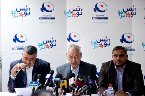 26 mars: conférence de presse de Rached Ghannouchi, président du parti Ennahdha au siège du parti Ennahdha. Rached Ghannouchi annonce la décision du maintien de l’article 1 de la constitution tunisienne de 1959 inchangé dans la nouvelle constitution a été décidée par une majorité de 52 membres du comité constitutif du parti Ennahdha. «Beaucoup de Tunisiens ne comprennent pas la chariâ. Certains en ont même peur parce qu’ils l’ignorent. Pourquoi donc tout ce débat sur la chariâ qui risque de diviser les Tunisiens en deux camps. La chariâ n’est finalement qu’une émanation de l’islam. L’essentiel est que l’islam soit cité dans le texte de la constitution comme étant la religion de l’Etat tunisien», a estimé M. Ghannouchi.