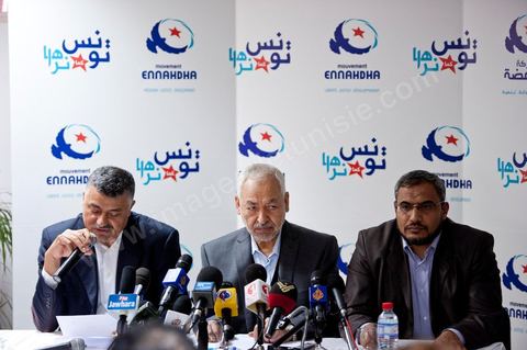 26 mars: conférence de presse de Rached Ghannouchi, président du parti Ennahdha au siège du parti Ennahdha. Rached Ghannouchi annonce la décision du maintien de l’article 1 de la constitution tunisienne de 1959 inchangé dans la nouvelle constitution a été décidée par une majorité de 52 membres du comité constitutif du parti Ennahdha. «Beaucoup de Tunisiens ne comprennent pas la chariâ. Certains en ont même peur parce qu’ils l’ignorent. Pourquoi donc tout ce débat sur la chariâ qui risque de diviser les Tunisiens en deux camps. La chariâ n’est finalement qu’une émanation de l’islam. L’essentiel est que l’islam soit cité dans le texte de la constitution comme étant la religion de l’Etat tunisien», a estimé M. Ghannouchi.