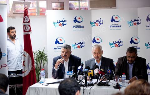 26 mars: conférence de presse de Rached Ghannouchi, président du parti Ennahdha au siège du parti Ennahdha. Rached Ghannouchi annonce la décision du maintien de l’article 1 de la constitution tunisienne de 1959 inchangé dans la nouvelle constitution a été décidée par une majorité de 52 membres du comité constitutif du parti Ennahdha. «Beaucoup de Tunisiens ne comprennent pas la chariâ. Certains en ont même peur parce qu’ils l’ignorent. Pourquoi donc tout ce débat sur la chariâ qui risque de diviser les Tunisiens en deux camps. La chariâ n’est finalement qu’une émanation de l’islam. L’essentiel est que l’islam soit cité dans le texte de la constitution comme étant la religion de l’Etat tunisien», a estimé M. Ghannouchi.
