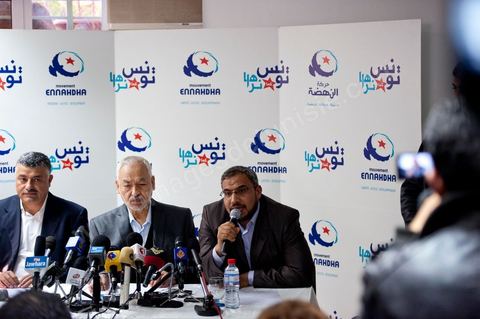 26 mars: conférence de presse de Rached Ghannouchi, président du parti Ennahdha au siège du parti Ennahdha. Rached Ghannouchi annonce la décision du maintien de l’article 1 de la constitution tunisienne de 1959 inchangé dans la nouvelle constitution a été décidée par une majorité de 52 membres du comité constitutif du parti Ennahdha. «Beaucoup de Tunisiens ne comprennent pas la chariâ. Certains en ont même peur parce qu’ils l’ignorent. Pourquoi donc tout ce débat sur la chariâ qui risque de diviser les Tunisiens en deux camps. La chariâ n’est finalement qu’une émanation de l’islam. L’essentiel est que l’islam soit cité dans le texte de la constitution comme étant la religion de l’Etat tunisien», a estimé M. Ghannouchi.