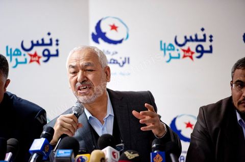 26 mars: conférence de presse de Rached Ghannouchi, président du parti Ennahdha au siège du parti Ennahdha. Rached Ghannouchi annonce la décision du maintien de l’article 1 de la constitution tunisienne de 1959 inchangé dans la nouvelle constitution a été décidée par une majorité de 52 membres du comité constitutif du parti Ennahdha. «Beaucoup de Tunisiens ne comprennent pas la chariâ. Certains en ont même peur parce qu’ils l’ignorent. Pourquoi donc tout ce débat sur la chariâ qui risque de diviser les Tunisiens en deux camps. La chariâ n’est finalement qu’une émanation de l’islam. L’essentiel est que l’islam soit cité dans le texte de la constitution comme étant la religion de l’Etat tunisien», a estimé M. Ghannouchi.
