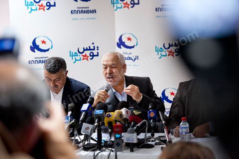 26 mars: conférence de presse de Rached Ghannouchi, président du parti Ennahdha au siège du parti Ennahdha. Rached Ghannouchi annonce la décision du maintien de l’article 1 de la constitution tunisienne de 1959 inchangé dans la nouvelle constitution a été décidée par une majorité de 52 membres du comité constitutif du parti Ennahdha. «Beaucoup de Tunisiens ne comprennent pas la chariâ. Certains en ont même peur parce qu’ils l’ignorent. Pourquoi donc tout ce débat sur la chariâ qui risque de diviser les Tunisiens en deux camps. La chariâ n’est finalement qu’une émanation de l’islam. L’essentiel est que l’islam soit cité dans le texte de la constitution comme étant la religion de l’Etat tunisien», a estimé M. Ghannouchi.
