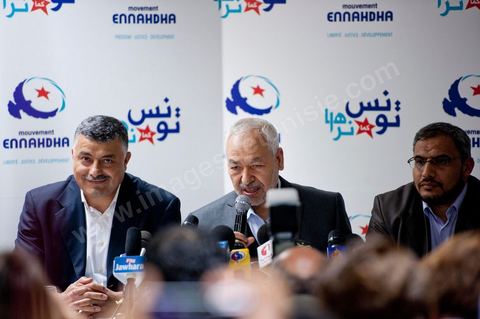 26 mars: conférence de presse de Rached Ghannouchi, président du parti Ennahdha au siège du parti Ennahdha. Rached Ghannouchi annonce la décision du maintien de l’article 1 de la constitution tunisienne de 1959 inchangé dans la nouvelle constitution a été décidée par une majorité de 52 membres du comité constitutif du parti Ennahdha. «Beaucoup de Tunisiens ne comprennent pas la chariâ. Certains en ont même peur parce qu’ils l’ignorent. Pourquoi donc tout ce débat sur la chariâ qui risque de diviser les Tunisiens en deux camps. La chariâ n’est finalement qu’une émanation de l’islam. L’essentiel est que l’islam soit cité dans le texte de la constitution comme étant la religion de l’Etat tunisien», a estimé M. Ghannouchi.