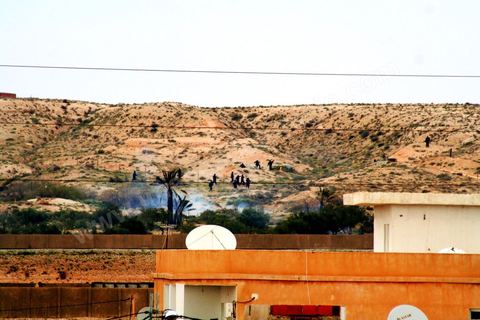 27 mars à Gafsa un jeune a été tué aujourd'hui à Gafsa suite à une dispute sur la propriété d'un terrain. Le dite propriétaire a ouvert le feu d'un fusil de chasse tuant 1 homme et en blessant 7. Les habitants ont appeléla police pour intervenir et récupérer l'arme, une fois sur place , la police a tiré des lacrymogènes pour disperser les habitants. Les habitants ont directement mis le feu au poste de garde nationale de LALA. Un couvre feu a été mis en place le soir même de 19h à 5h du matin 