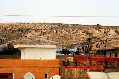 27 mars à Gafsa un jeune a été tué aujourd'hui à Gafsa suite à une dispute sur la propriété d'un terrain. Le dite propriétaire a ouvert le feu d'un fusil de chasse tuant 1 homme et en blessant 7. Les habitants ont appeléla police pour intervenir et récupérer l'arme, une fois sur place , la police a tiré des lacrymogènes pour disperser les habitants. Les habitants ont directement mis le feu au poste de garde nationale de LALA. Un couvre feu a été mis en place le soir même de 19h à 5h du matin 