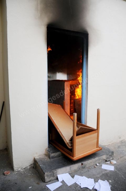 27 mars à Gafsa un jeune a été tué aujourd'hui à Gafsa suite à une dispute sur la propriété d'un terrain. Le dite propriétaire a ouvert le feu d'un fusil de chasse tuant 1 homme et en blessant 7. Les habitants ont appeléla police pour intervenir et récupérer l'arme, une fois sur place , la police a tiré des lacrymogènes pour disperser les habitants. Les habitants ont directement mis le feu au poste de garde nationale de LALA. Un couvre feu a été mis en place le soir même de 19h à 5h du matin 