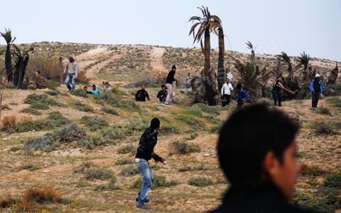 28 mars quartier Lala à Gafsa, les habitants se sont dirigés vers la maison de l'agresseur pour y mettre le feu. La police s'est mis en position pour les bloquer mais après de moults discussions avec les habitants de lala, la police a eu recours au gaz lacrymogène d'une manière intense à cause de la nature du lieu de confrontations.
