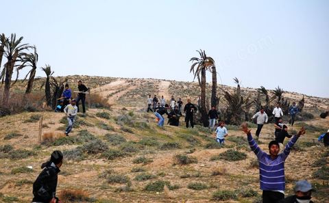 28 mars quartier Lala à Gafsa, les habitants se sont dirigés vers la maison de l'agresseur pour y mettre le feu. La police s'est mis en position pour les bloquer mais après de moults discussions avec les habitants de lala, la police a eu recours au gaz lacrymogène d'une manière intense à cause de la nature du lieu de confrontations.