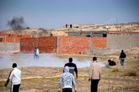 28 mars quartier Lala à Gafsa, les habitants se sont dirigés vers la maison de l'agresseur pour y mettre le feu. La police s'est mis en position pour les bloquer mais après de moults discussions avec les habitants de lala, la police a eu recours au gaz lacrymogène d'une manière intense à cause de la nature du lieu de confrontations.