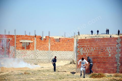28 mars quartier Lala à Gafsa, les habitants se sont dirigés vers la maison de l'agresseur pour y mettre le feu. La police s'est mis en position pour les bloquer mais après de moults discussions avec les habitants de lala, la police a eu recours au gaz lacrymogène d'une manière intense à cause de la nature du lieu de confrontations.
