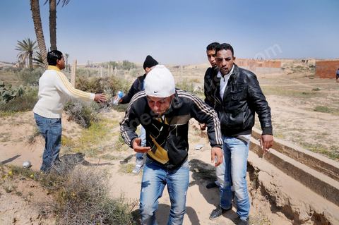 28 mars quartier Lala à Gafsa, les habitants se sont dirigés vers la maison de l'agresseur pour y mettre le feu. La police s'est mis en position pour les bloquer mais après de moults discussions avec les habitants de lala, la police a eu recours au gaz lacrymogène d'une manière intense à cause de la nature du lieu de confrontations.