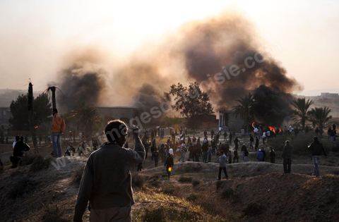 28 mars après midi quartier Lala à Gafsa, lenterrement du jeune de 20 ans tué la veille par tir de carabine de la tribu adverse pour des conflits de terrain. Après l'enterrement, les membres de sa tribu vont aller brûler les maisons de la tribus adversaires déclenchant de nouveaux affrontements entre les tribus et la mort d'un second jeune par tir de carabine. Au milieu les forces de l'ordre qui tentent de les séparer.