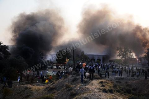 28 mars après midi quartier Lala à Gafsa, lenterrement du jeune de 20 ans tué la veille par tir de carabine de la tribu adverse pour des conflits de terrain. Après l'enterrement, les membres de sa tribu vont aller brûler les maisons de la tribus adversaires déclenchant de nouveaux affrontements entre les tribus et la mort d'un second jeune par tir de carabine. Au milieu les forces de l'ordre qui tentent de les séparer.