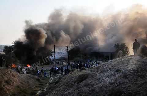 28 mars après midi quartier Lala à Gafsa, lenterrement du jeune de 20 ans tué la veille par tir de carabine de la tribu adverse pour des conflits de terrain. Après l'enterrement, les membres de sa tribu vont aller brûler les maisons de la tribus adversaires déclenchant de nouveaux affrontements entre les tribus et la mort d'un second jeune par tir de carabine. Au milieu les forces de l'ordre qui tentent de les séparer.