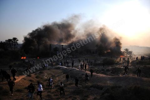 28 mars après midi quartier Lala à Gafsa, lenterrement du jeune de 20 ans tué la veille par tir de carabine de la tribu adverse pour des conflits de terrain. Après l'enterrement, les membres de sa tribu vont aller brûler les maisons de la tribus adversaires déclenchant de nouveaux affrontements entre les tribus et la mort d'un second jeune par tir de carabine. Au milieu les forces de l'ordre qui tentent de les séparer.