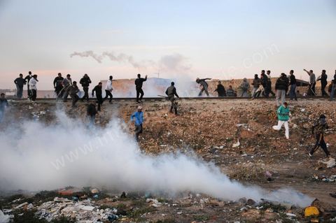 28 mars après midi quartier Lala à Gafsa, lenterrement du jeune de 20 ans tué la veille par tir de carabine de la tribu adverse pour des conflits de terrain. Après l'enterrement, les membres de sa tribu vont aller brûler les maisons de la tribus adversaires déclenchant de nouveaux affrontements entre les tribus et la mort d'un second jeune par tir de carabine. Au milieu les forces de l'ordre qui tentent de les séparer.