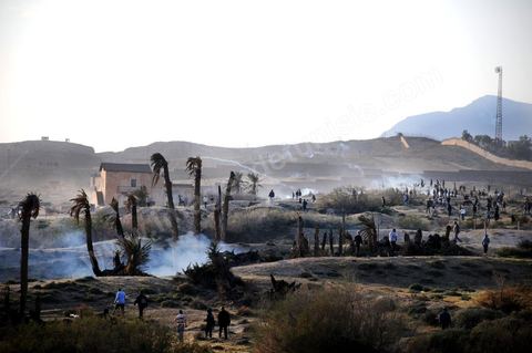 28 mars après midi quartier Lala à Gafsa, lenterrement du jeune de 20 ans tué la veille par tir de carabine de la tribu adverse pour des conflits de terrain. Après l'enterrement, les membres de sa tribu vont aller brûler les maisons de la tribus adversaires déclenchant de nouveaux affrontements entre les tribus et la mort d'un second jeune par tir de carabine. Au milieu les forces de l'ordre qui tentent de les séparer.