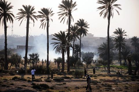 28 mars après midi quartier Lala à Gafsa, lenterrement du jeune de 20 ans tué la veille par tir de carabine de la tribu adverse pour des conflits de terrain. Après l'enterrement, les membres de sa tribu vont aller brûler les maisons de la tribus adversaires déclenchant de nouveaux affrontements entre les tribus et la mort d'un second jeune par tir de carabine. Au milieu les forces de l'ordre qui tentent de les séparer.