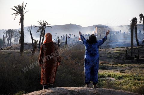 28 mars après midi quartier Lala à Gafsa, lenterrement du jeune de 20 ans tué la veille par tir de carabine de la tribu adverse pour des conflits de terrain. Après l'enterrement, les membres de sa tribu vont aller brûler les maisons de la tribus adversaires déclenchant de nouveaux affrontements entre les tribus et la mort d'un second jeune par tir de carabine. Au milieu les forces de l'ordre qui tentent de les séparer.
