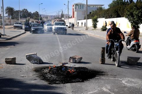 March 19 in Gafsa: Roadblock and sit-in by the unemployed. Young job seekers blocked the road from Gafsa to Gabès using rocks, wooden planks, and burning tires. The job seekers are demanding their right to work at the local phosphate company (CPG) or the chemical group (GCT), the region’s main employers.